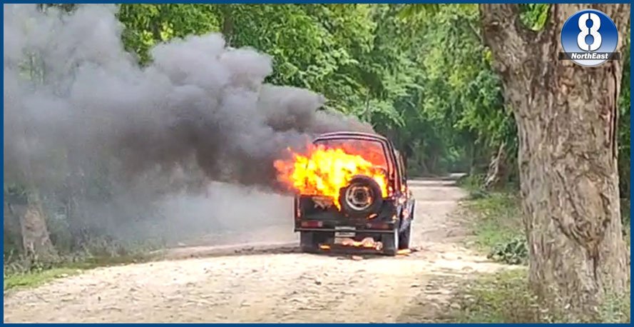 কাজিৰঙাত অঘটন! বহিঃৰাজ্যৰ পৰ্যটক কঢ়িয়াই নিয়া বাহনত অগ্নিকাণ্ড, তদন্তৰ নিৰ্দেশ কাজিৰঙাত অঘটন! বহিঃৰাজ্যৰ পৰ্যটক কঢ়িয়াই নিয়া বাহনত অগ্নিকাণ্ড, তদন্তৰ নিৰ্দেশ