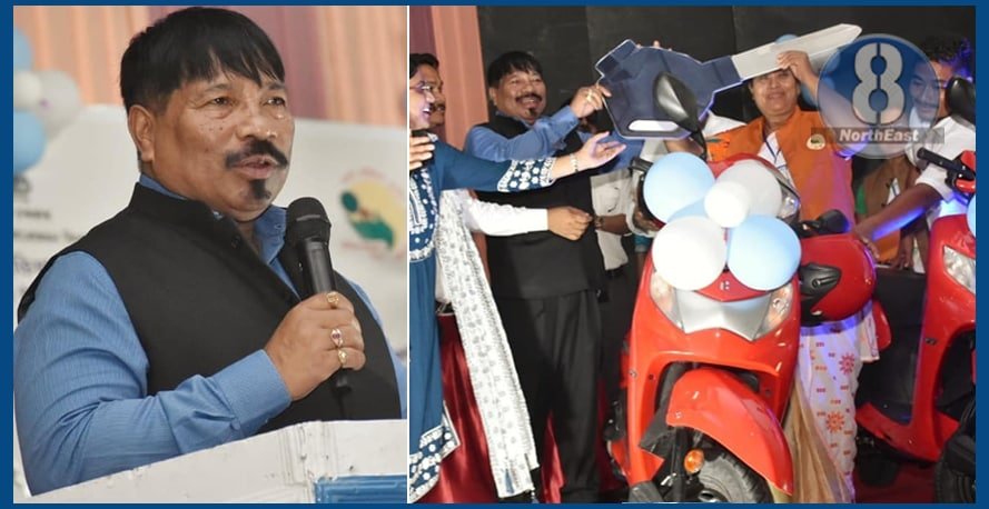 ফ্ৰী স্কুটী পাই স্পীডত নচলাব, নিয়ম-নীতি মানি চলিবঃ মন্ত্ৰী অতুল বৰাৰ পৰামৰ্শ ফ্ৰী স্কুটী পাই স্পীডত নচলাব, নিয়ম-নীতি মানি চলিবঃ মন্ত্ৰী অতুল বৰাৰ পৰামৰ্শ